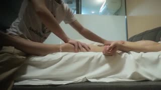 顶级泄密 极品反差眼镜妹背著男友做异性SPA